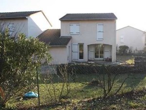 Façade de maison volets fermés et petit jarin et petite haie avant agrandissement effectué par BELCASTRO.