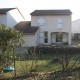 Façade de maison volets fermés et petit jarin et petite haie avant agrandissement effectué par BELCASTRO.