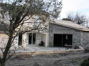 agrandissement d'une maison sur la droite avec construction d'une terrasse par BELCASTRO. Olivier au premier plan.