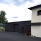Vue sur la cour goudronnée, bureaux et atelier de stockage à Eurre construit pour des professionnels par BELCASTRO.