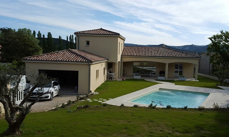 Construction d'une maison individuelle avec piscine sur terrain plat avec gazon, par BELCASTRO
