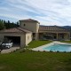 Construction d'une maison individuelle avec piscine sur terrain plat avec gazon, par BELCASTRO