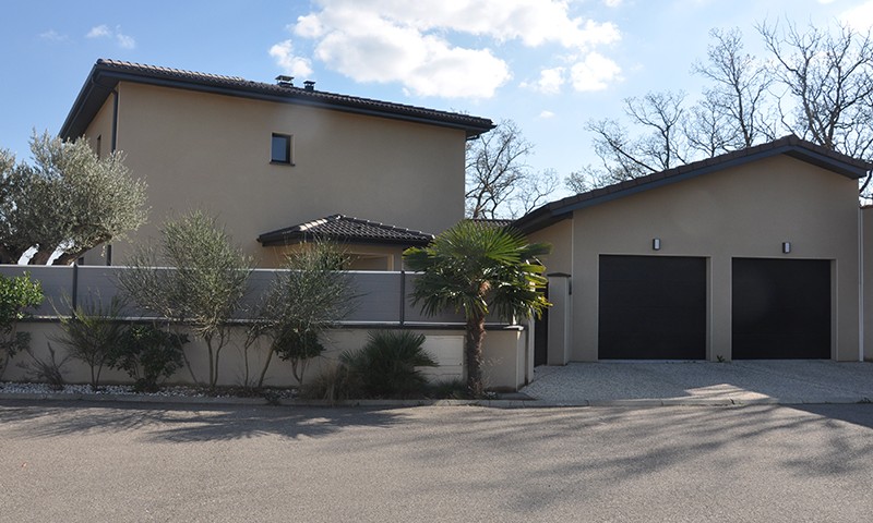 Construction d'une maison avec annexe et double portes de garage à Eurre, par BELCASTRO