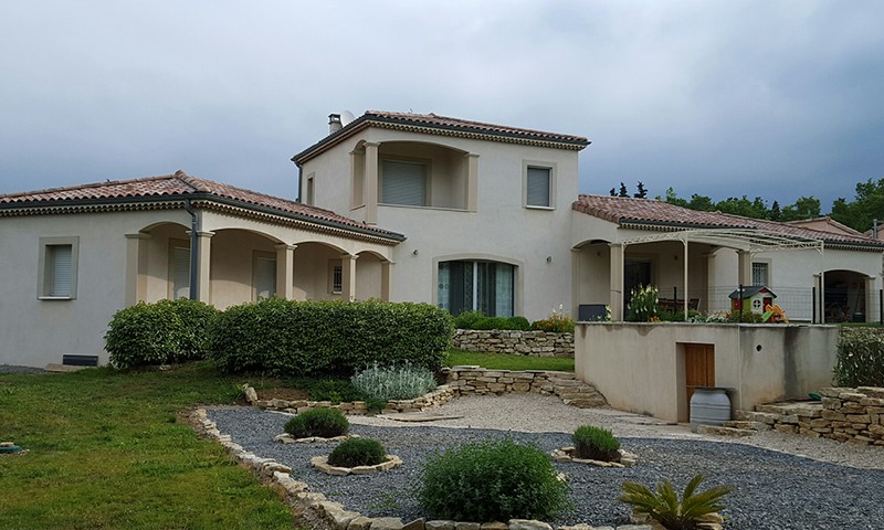 construction grande villa plusieurs étages jardin japonais avec ardoises grises et arbustes à Montélimar par BELCASTRO.