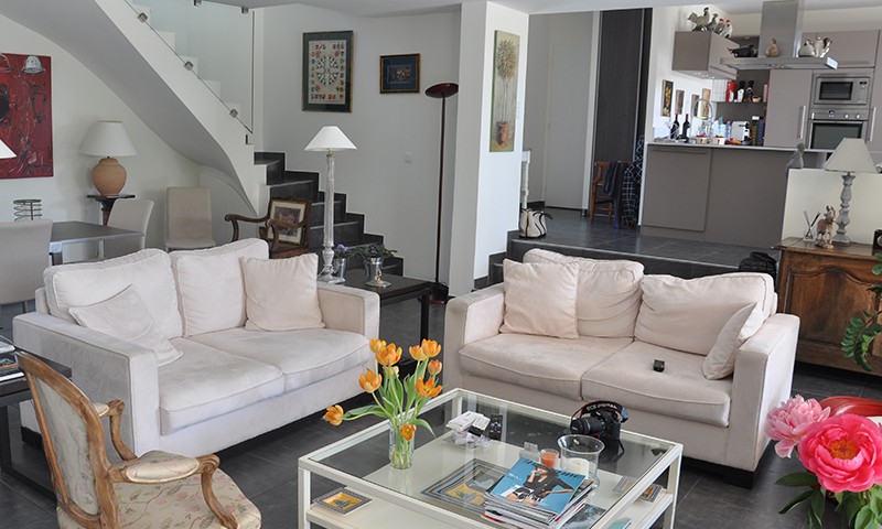Renovation maison intérieur nouveau salon confortable avec canapés blancs grâce à BELCASTRO.