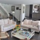 Renovation maison intérieur nouveau salon confortable avec canapés blancs grâce à BELCASTRO.