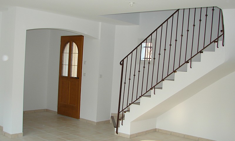 rénovation d'un escalier intérieur et d'une entrée avec porte entrée boir par BELCASTRO.