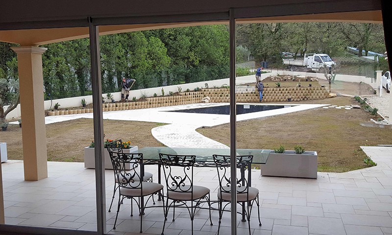 Rénovation d'une terrasse extérieur avec chaises et salon de jardin, piscine au centre par BELCASTRO