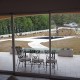 Rénovation d'une terrasse extérieur avec chaises et salon de jardin, piscine au centre par BELCASTRO