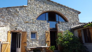 Défi réussi par BELCASTRO pour la rénovation de cette maison de village, façade pierre, fenêtre atypique arrondie.