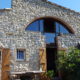 Défi réussi par BELCASTRO pour la rénovation de cette maison de village, façade pierre, fenêtre atypique arrondie.