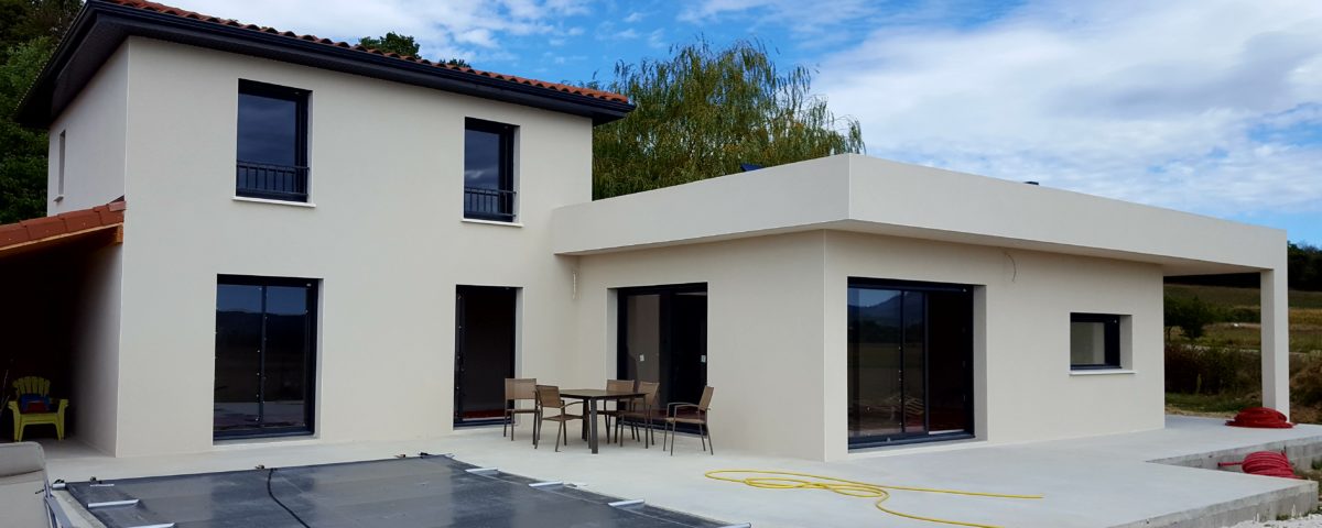 Vue d'une maison façade blanche, piscine couverte avec toit 4 pans et toit plan, réalisation BELCASTRO.