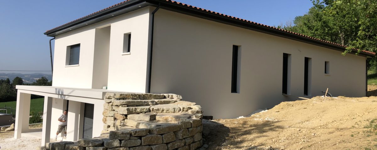 Construction d'une maison toute neuve avec façade blanche et toiture grise, porche terrasse par BELCASTRO.
