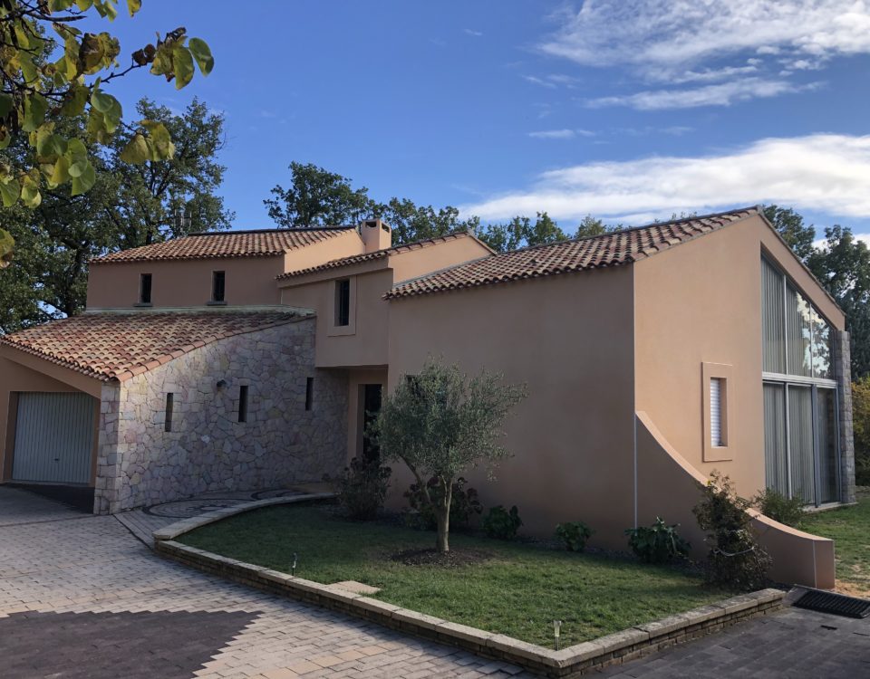 Façade entièrement neuve après séisme au Teil, maison pavillonaire, une réalisation BELCASTRO.