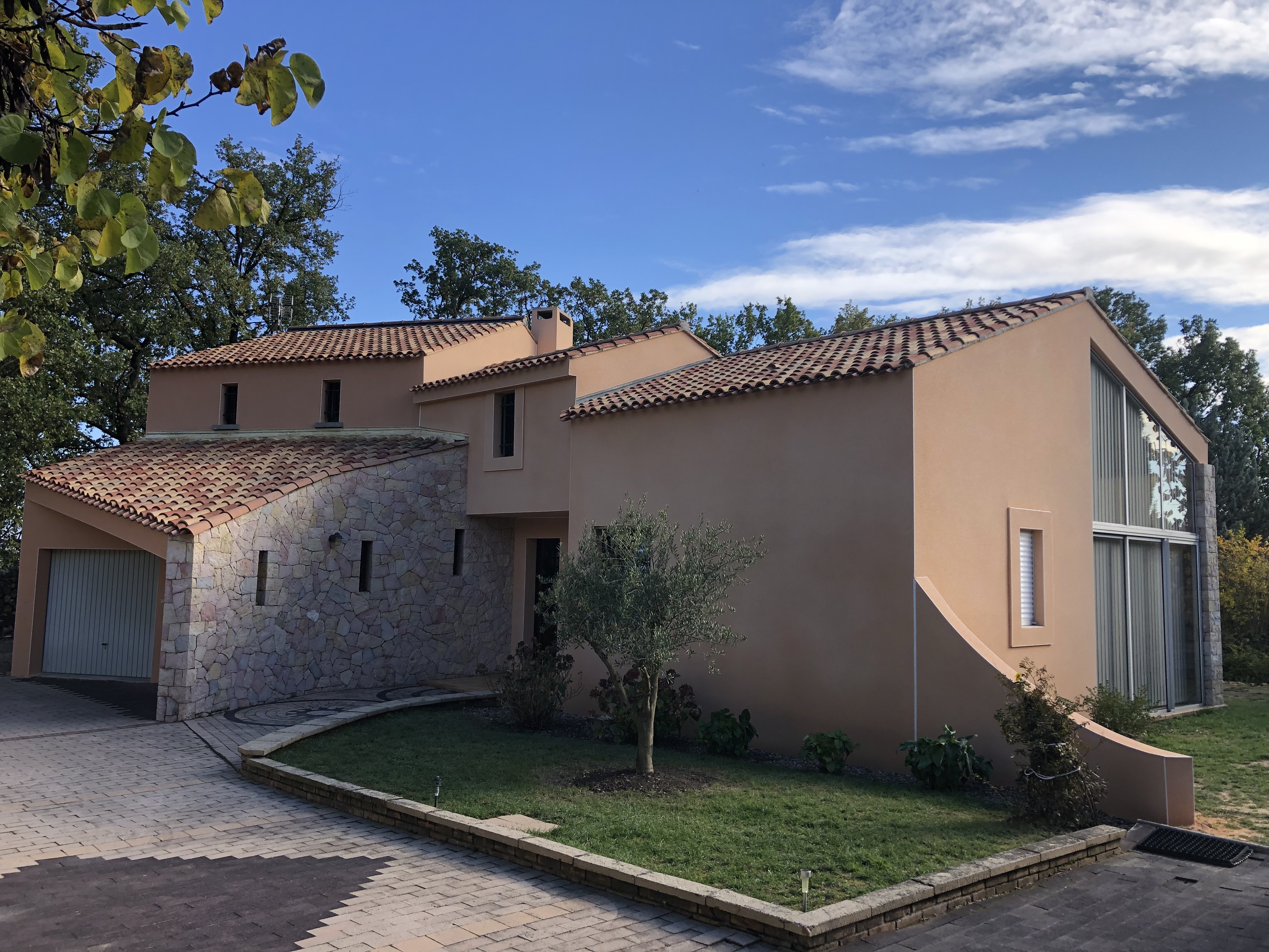 Façade entièrement neuve après séisme au Teil, maison pavillonaire, une réalisation BELCASTRO.