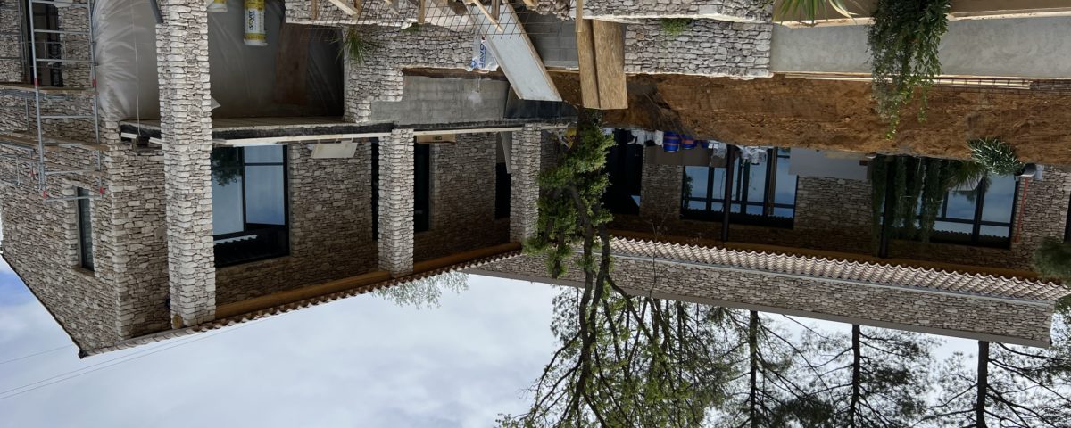 Couverture et charpente d'une maison d'architecte avec murs et façade en pierres réalisées par BELCASTRO.