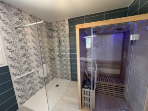 Salle de bain douche à la faience grise et vert turquoise, avec l'installation d'un saune vitré pa BELCASTRO.