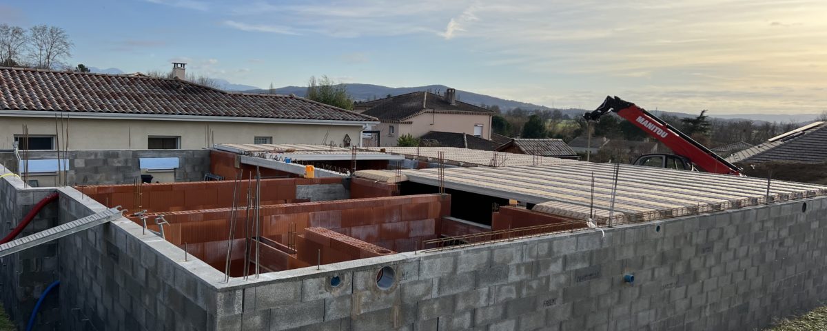 Construction par BELCASTRO du gros oeuvre d'une villa dfans la drôme, sous un ciel ensoleillé.