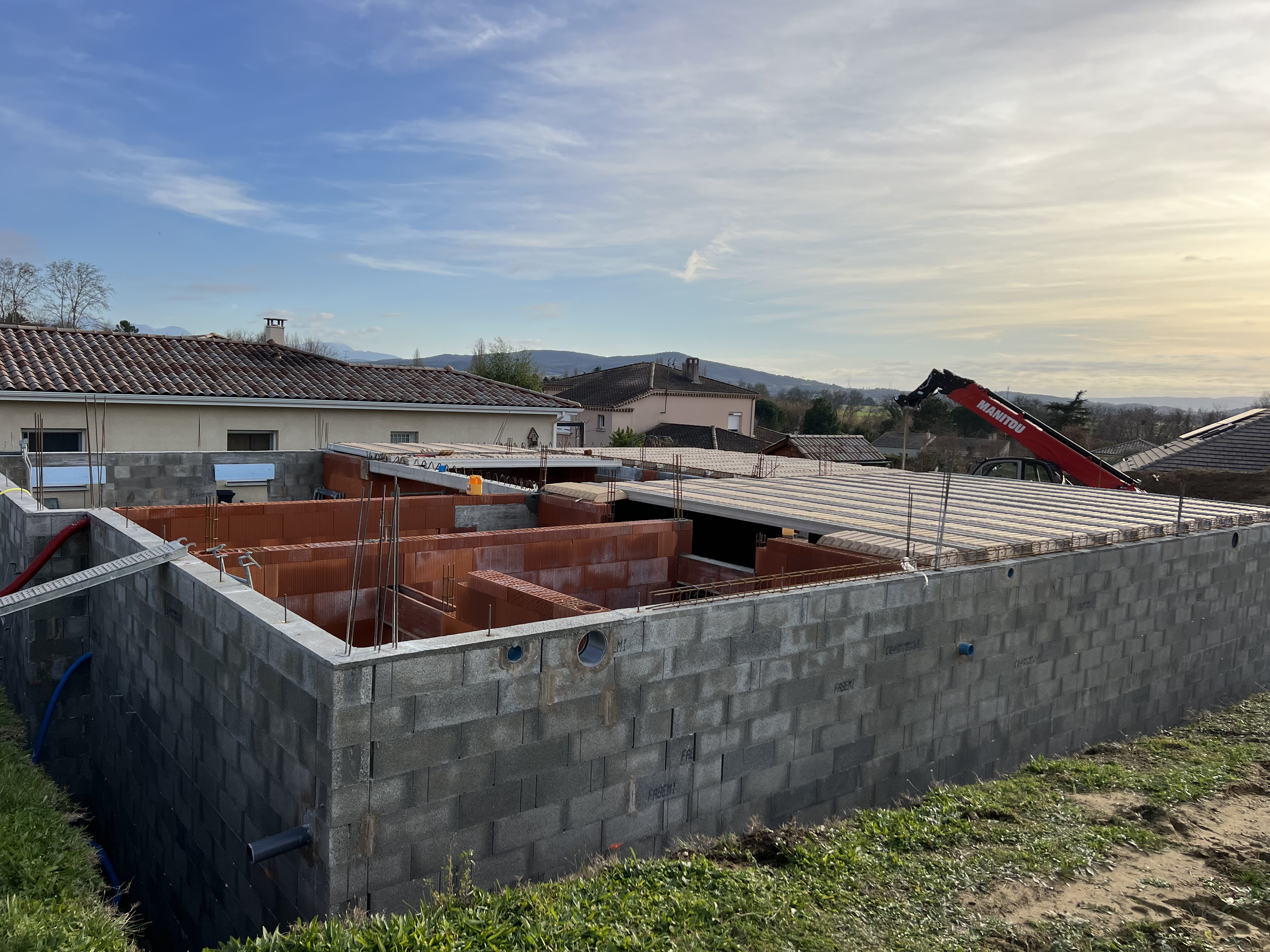 Construction par BELCASTRO du gros oeuvre d'une villa dfans la drôme, sous un ciel ensoleillé.